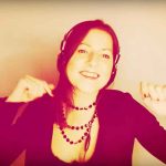 Sie hat ein wunderschönes Lächeln und einen unglaublichen Stil!